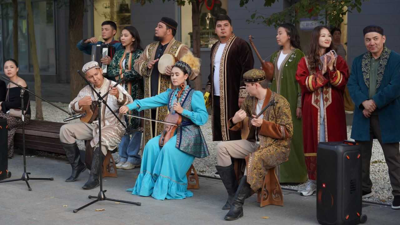 Театрда өнер көрсеткен жалаңаш әртістердің видеосы