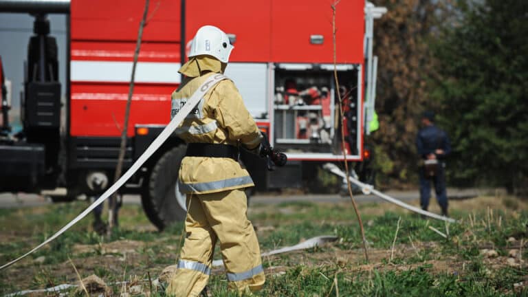 Құтқарушылар бес қабатты үйдегі өрттен екі адамды аман алып шықты