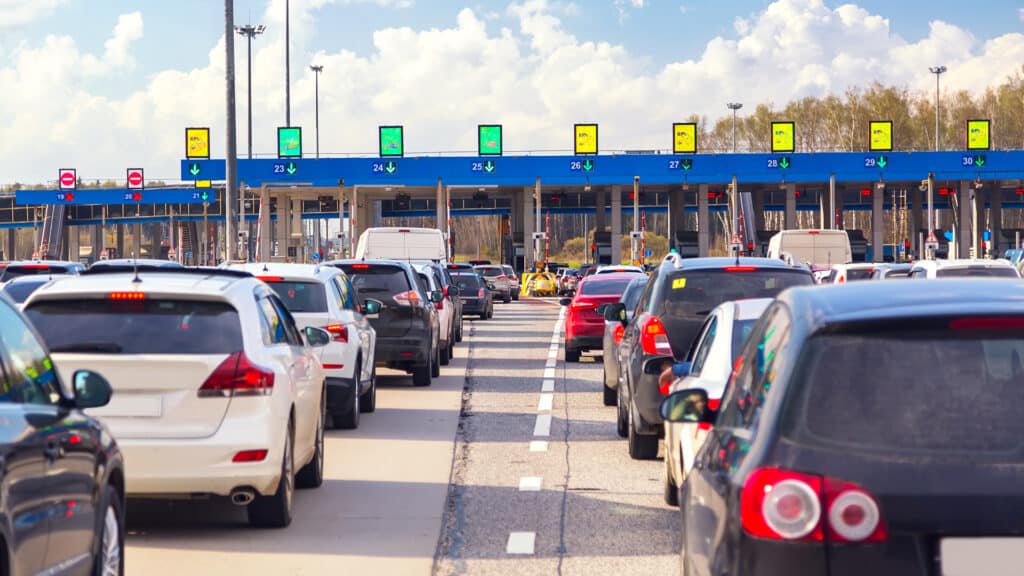 «КазАвтоЖол» подсчитал, сколько раз проехали водители по платным дорогам