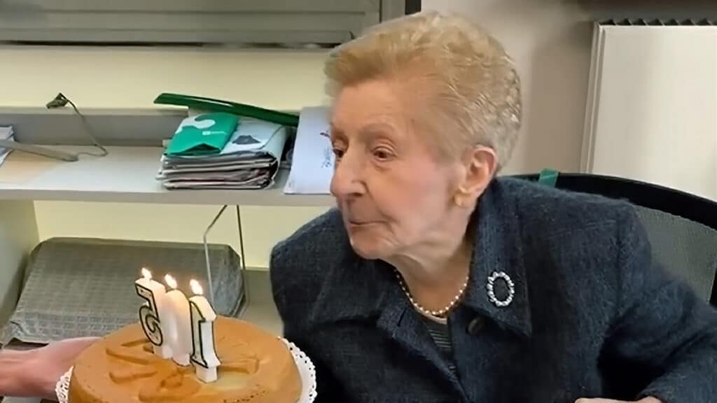 Долгожительница из Италии встретила 105-летие в офисе на рабочем месте