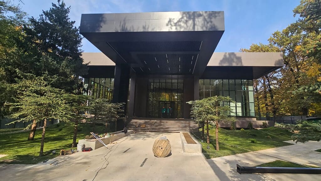 Возмутившая алматинцев «Тойхана» в ЦПКиО оказалась кафе на 340 мест