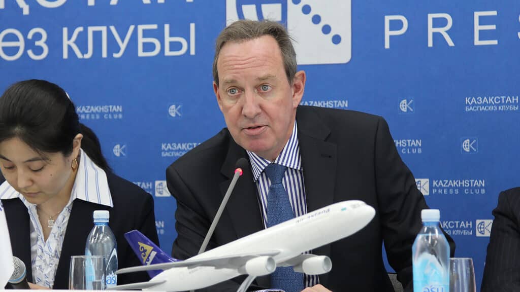 Глава Air Astana Питер Фостер получит компенсацию при выходе на пенсию в 2026 году