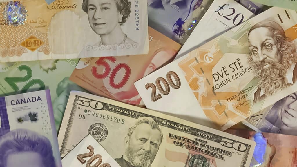 Налоговая будет следить за валютными операциями казахстанцев свыше $50 тысяч 