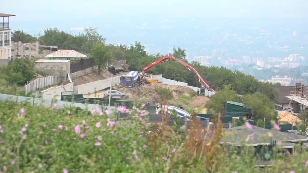 Абенов: акимы не смогут "закрывать глаза" на стройки в предгорьях