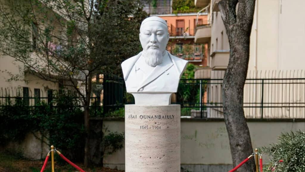 Бюст Абая установили в одном из парков Рима