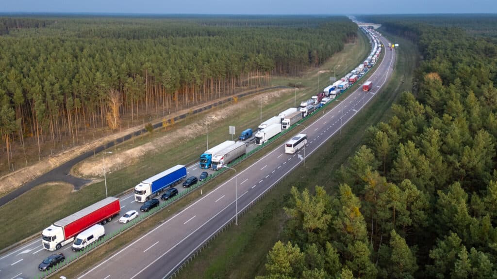 Россияне терпят миллионные убытки из-за пробок на границе с Казахстаном