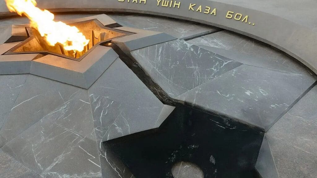 В Актау задержали вандала, осквернившего «Вечный огонь» и повредившего лавочки