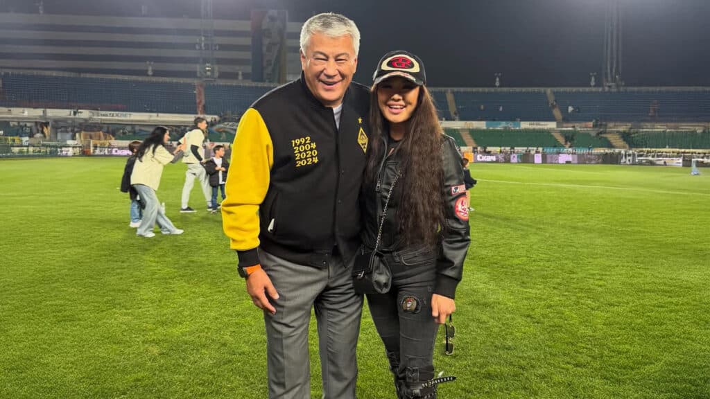 Кайрат Боранбаев обнял маму Шерхана Калмурзы и пообещал с ней разобраться