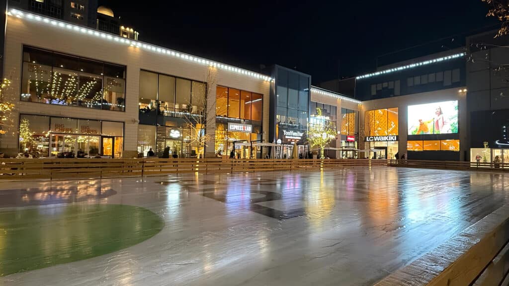 Первый каток залили в Алматы несмотря на теплую погоду