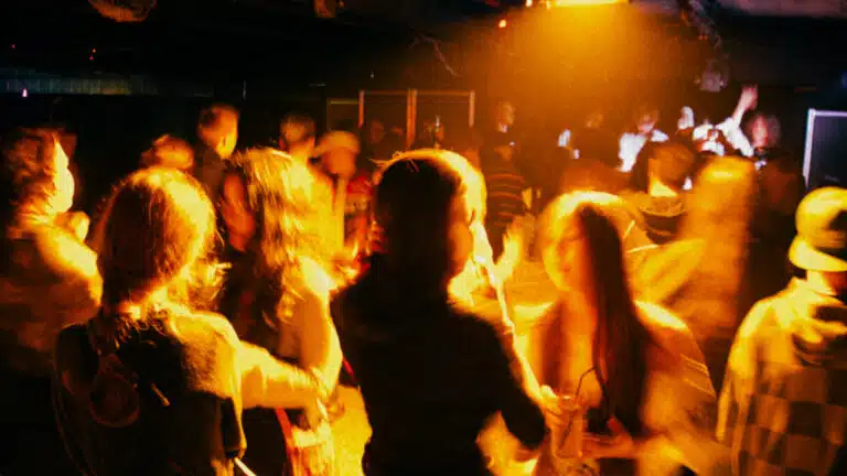 Инди-слиз вернулся: как прошла вечеринка, где панк встретился с гламуром