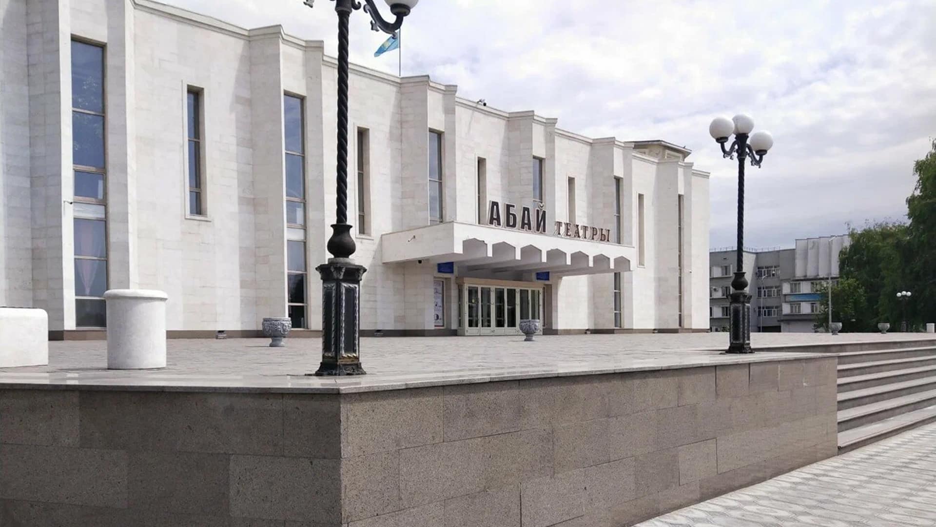 Семейчане выстроились в огромные очереди в театр