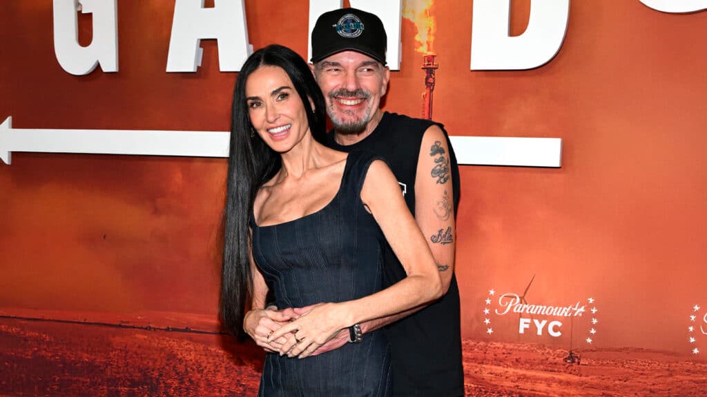 Деми Мур засняли в объятьях бывшего мужа Джоли на премьере «Лэндмена»