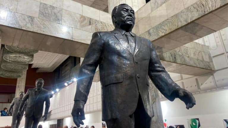 Kazakhstan’s ‘Falling Nazarbayev’ sculpture sold to Russian buyer