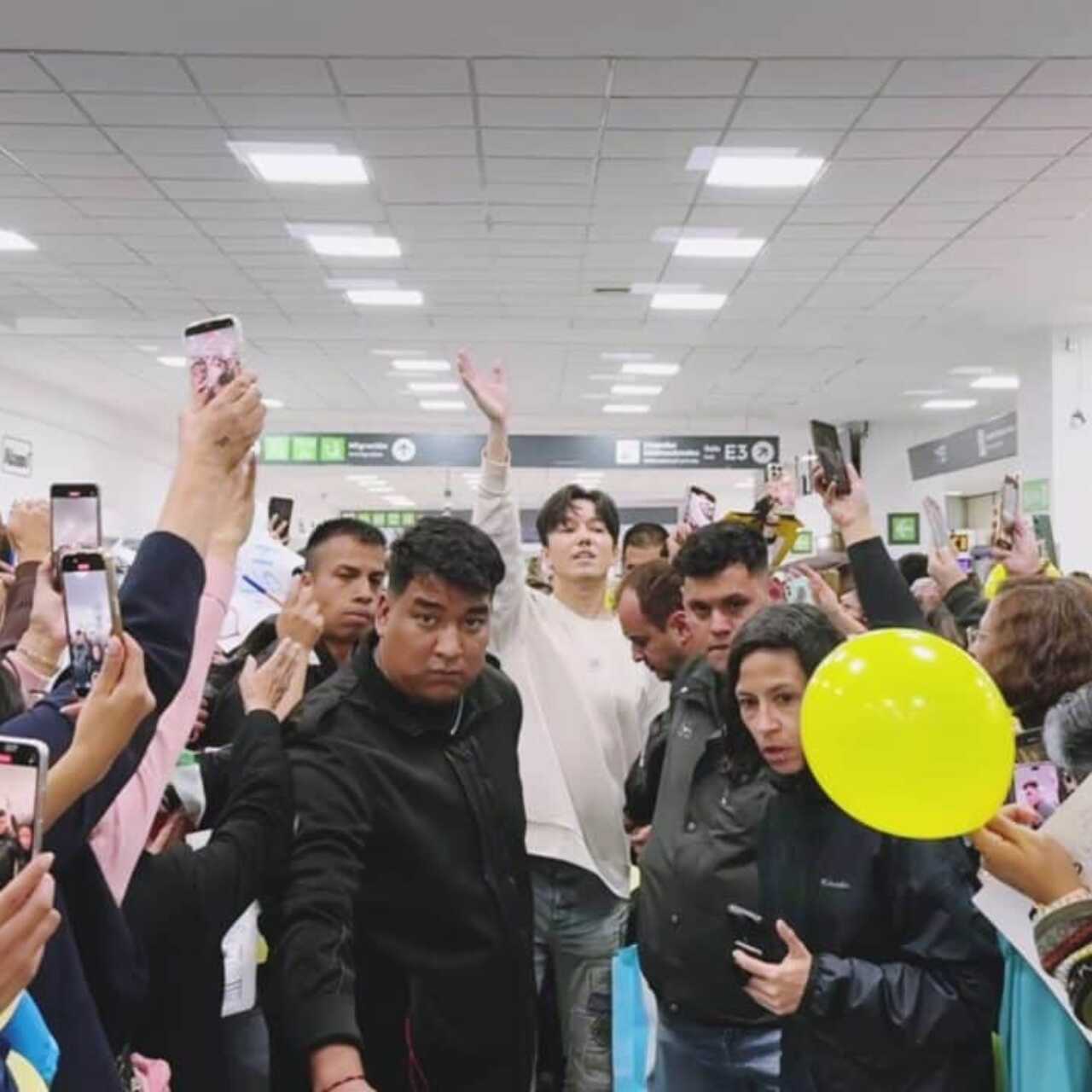 Тотыған балапан Тар джинсы киген сексуалды бөкселер