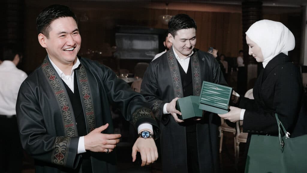 коллаж kursiv.media, бильд-редактор: Дастан Шанай