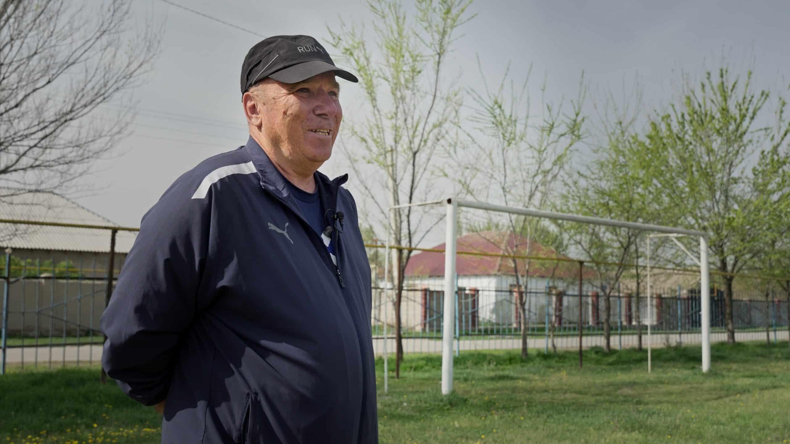 Кискасы бар әдемі қыз Аналдағы гей мүшесі