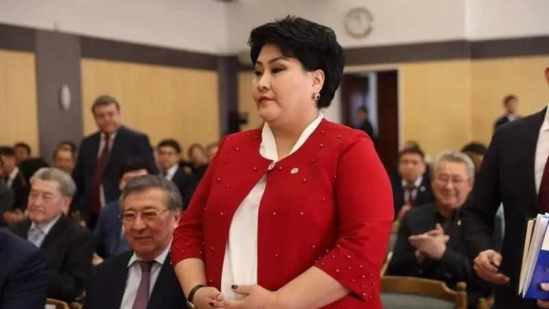 Жеті жылға сотталған Бақытгүл Хаменованың құрметті қонақ болып отырған сәті түсірілген кадрлар тарады / фото: Қазақпарат