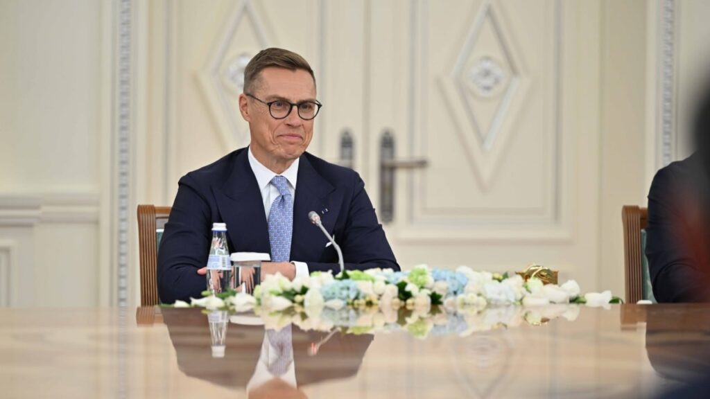 Финляндия президенті Александр Винокуровтың жейдесін сый ретінде алыпты / фото: Ақорда