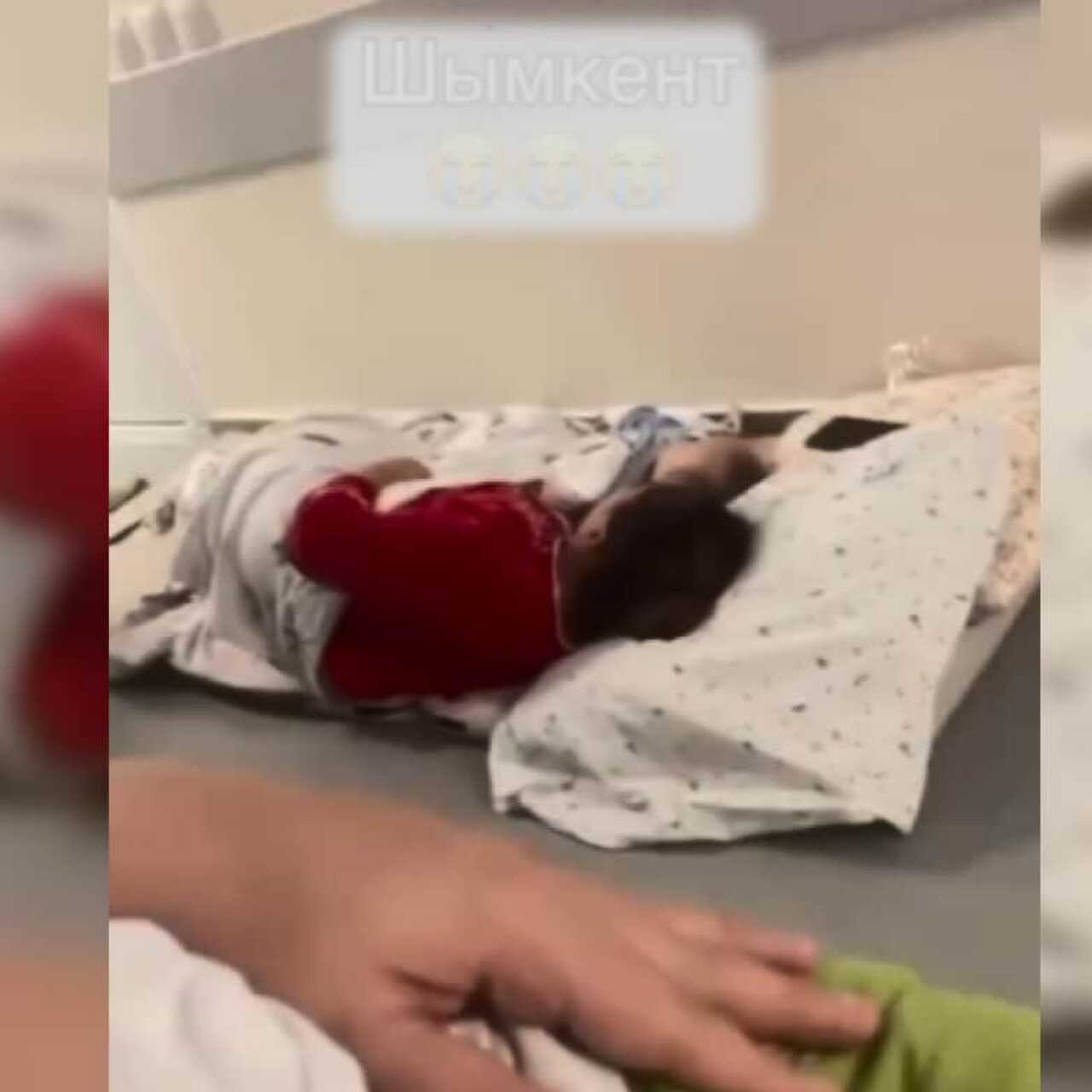 Мас лесбиянкалар видео көруде