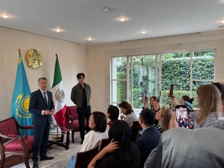 Dimash meets Kazakhstanis in Mexico