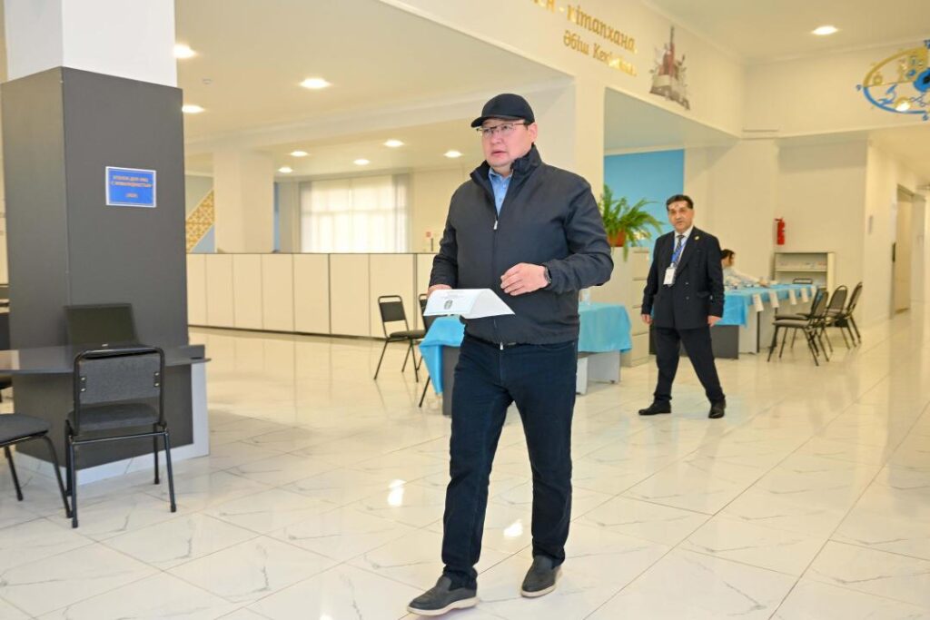 Берик Уали проголосовал на исторических выборах акима в Семее