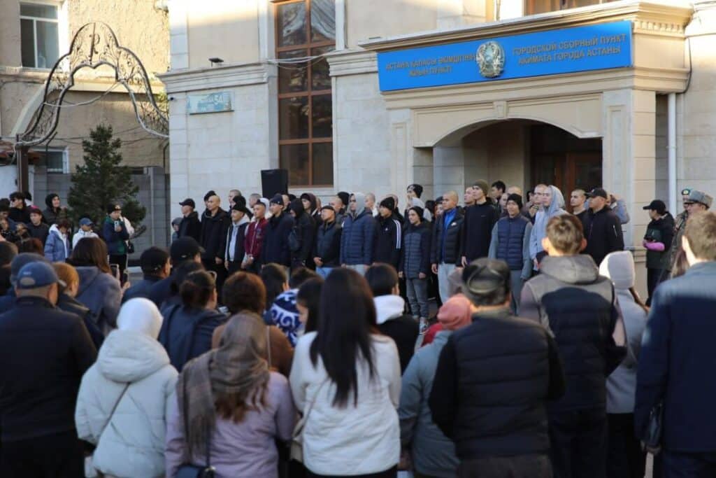 Минобороны показало слезы казахстанцев, отправляющих своих детей в армию