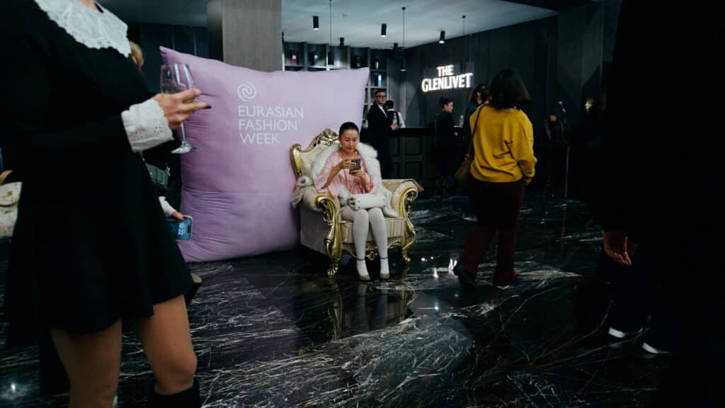 Юбилейный EFW на Кок-Тобе встретил гостей арт-инсталляцией, а моделей –  пловом