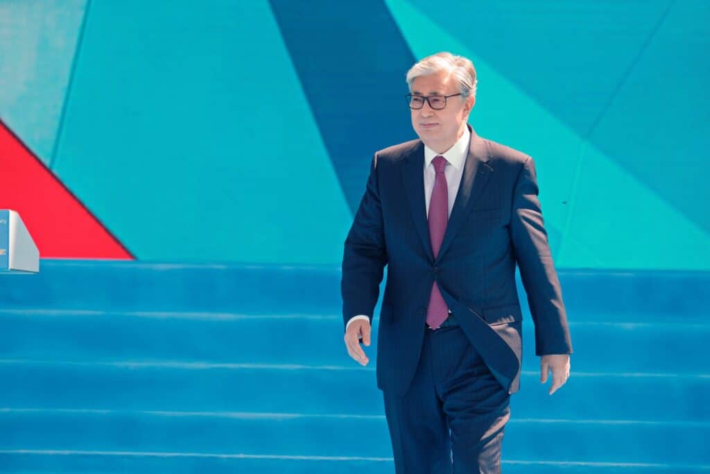 Токаев наградил около тысячи казахстанцев ко Дню Республики