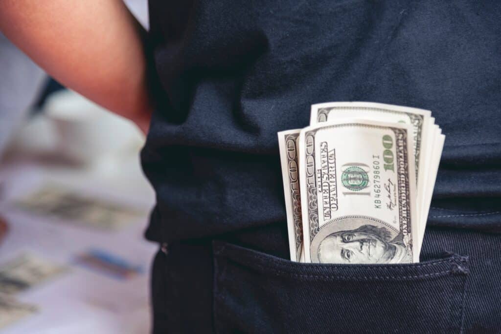 Казахстанец лишился $18 тысяч из-за незаконного вывоза валюты