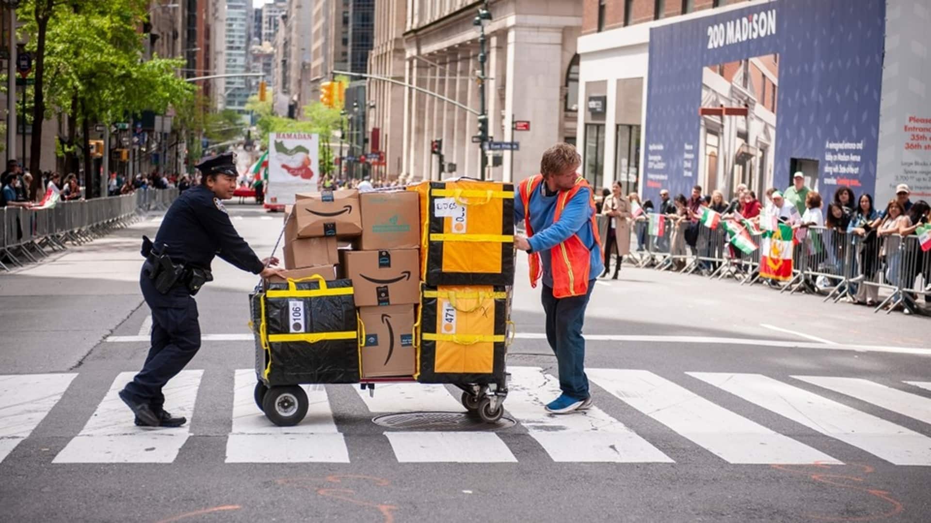 Amazon жұмысшысы мен полиция қызметкері / фото: shutterstock