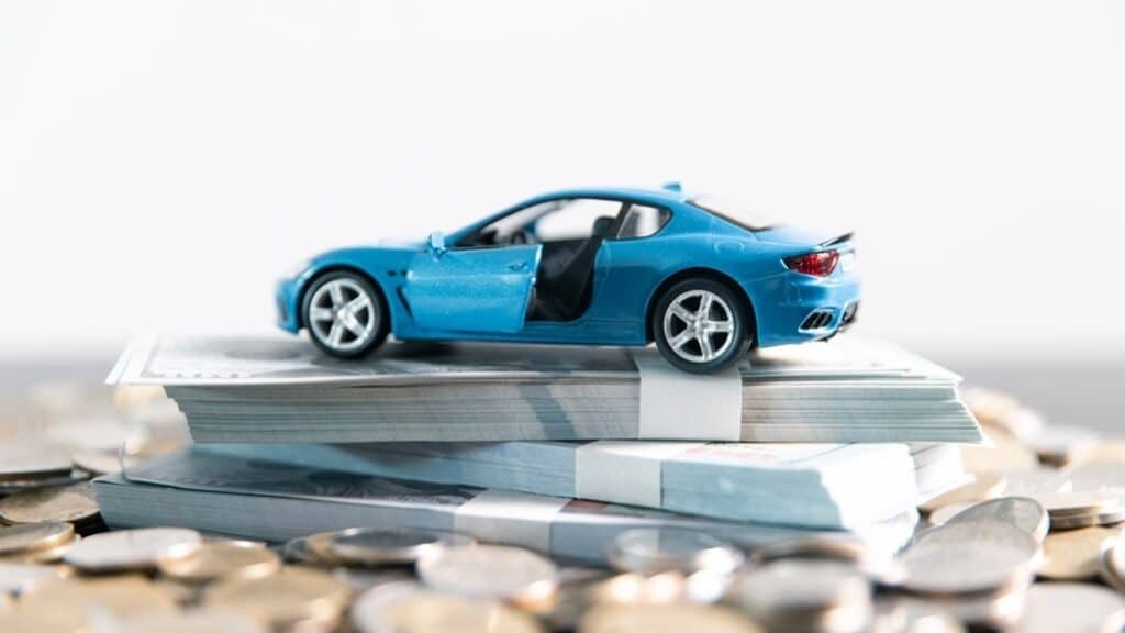 Алматыда қарызы көп көліктерді айыппұл тұрағына әкетіп жатыр