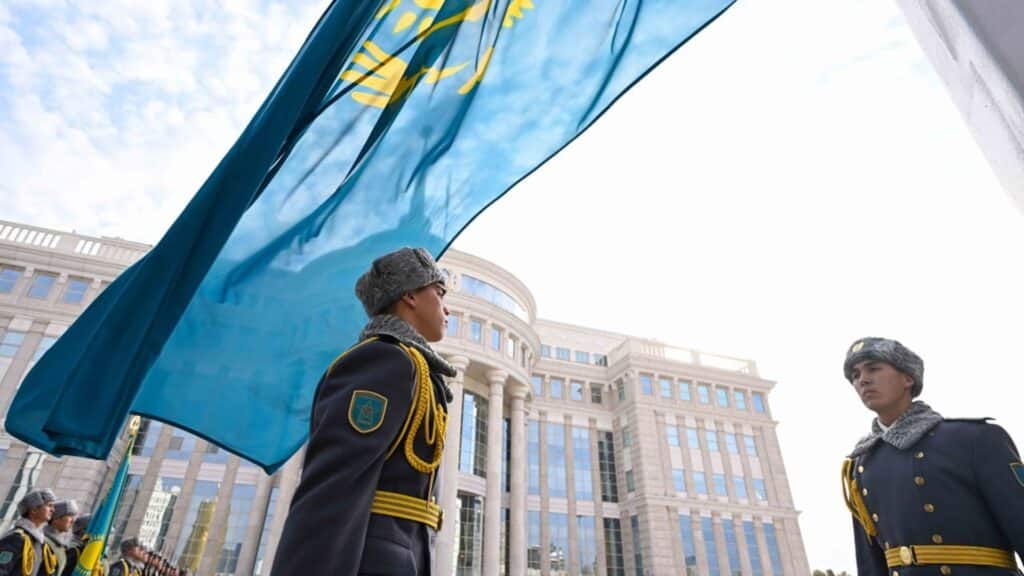 Егемендік декларациясына 35 жыл толуына орай ту көтерілді