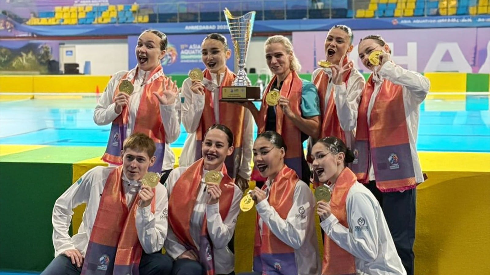 Сборная Казахстана по синхронному плаванию с Кубком чемпионата Азии