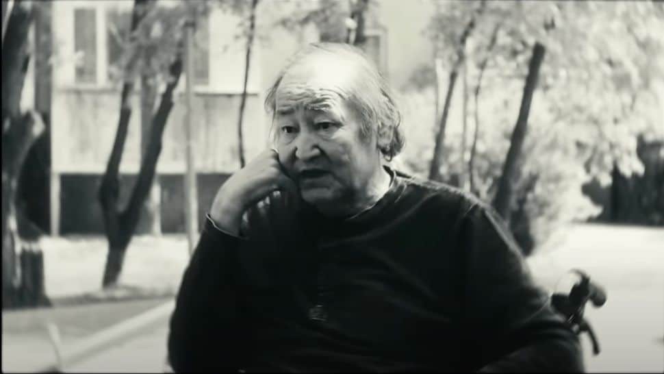 Сенің "позорыңды" әртіс шығарады - Болат Атабаев жайлы фильм жарық көрді / Фильмнен скриншот