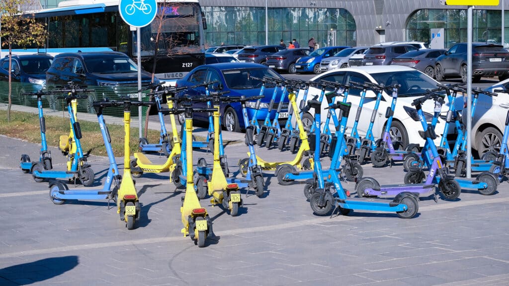 Депутат Куспеков предложил принудительно страховать самокатчиков