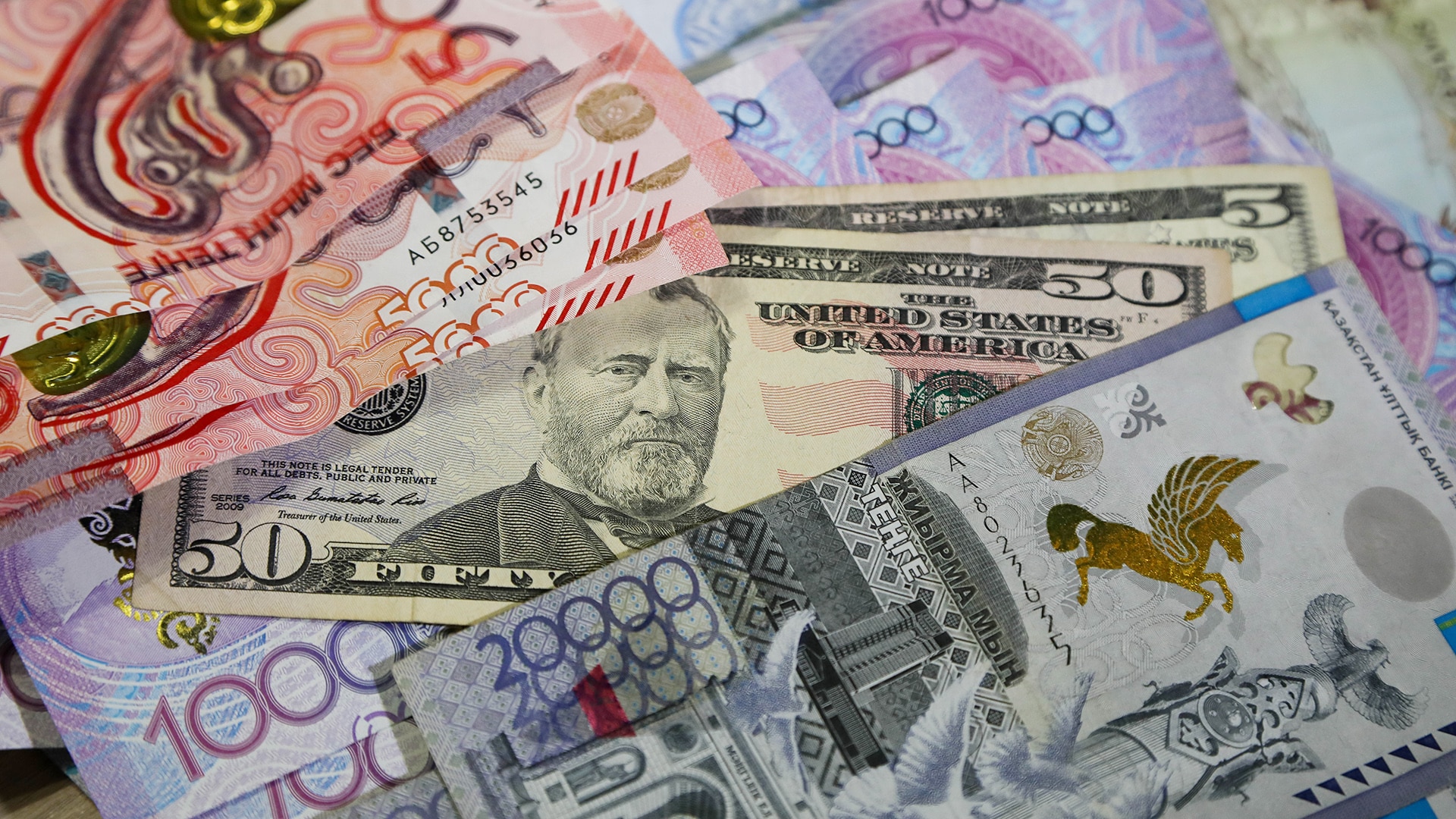 Казахсатнцы стали скупать больше долларов