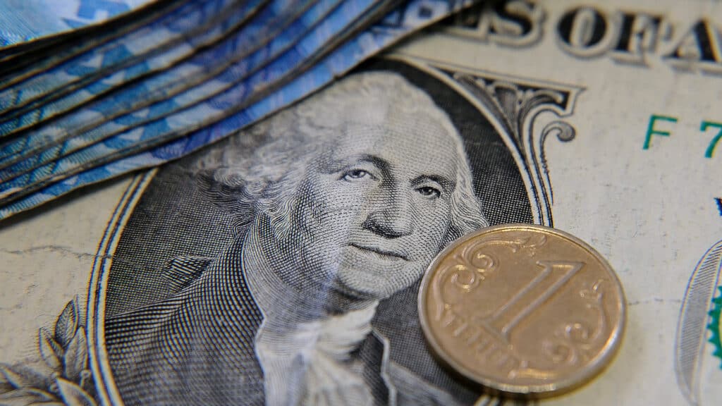 Тенге окреп на 3,5% в октябре на фоне рекордных за полгода продаж доллара