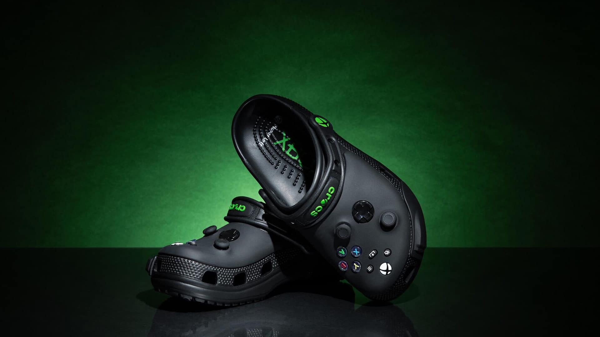 Crocs и Xbox представили обувь, оформленную как два геймпада