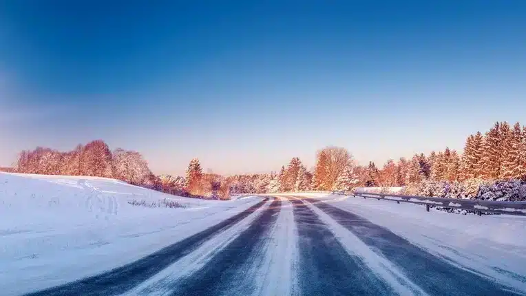 В Алматинской и Жамбылской областях ограничили движение из-за непогоды