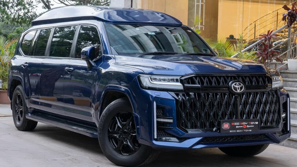 Toyota Land Cruiser 300 превратили в люксовый «дворец на колесах»