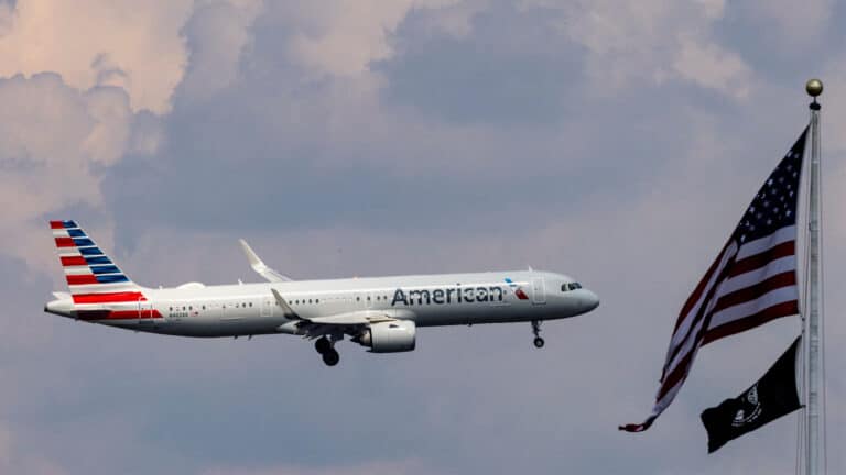 US orders 10% flight reduction at major airports amid record shutdown