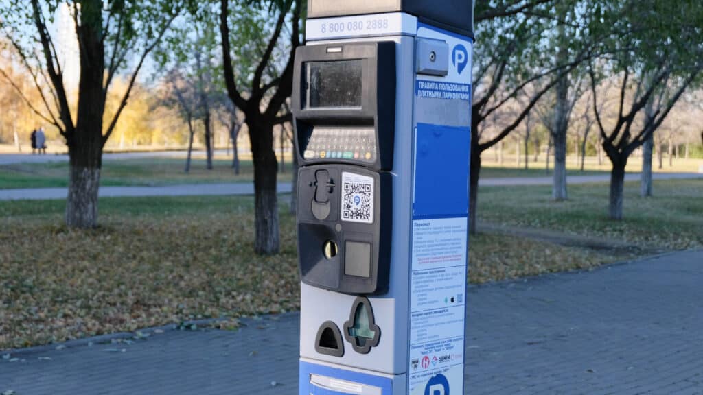 Казахстанцам предложили предоставить льготы при оплате за платные парковки в Алматы и Астане