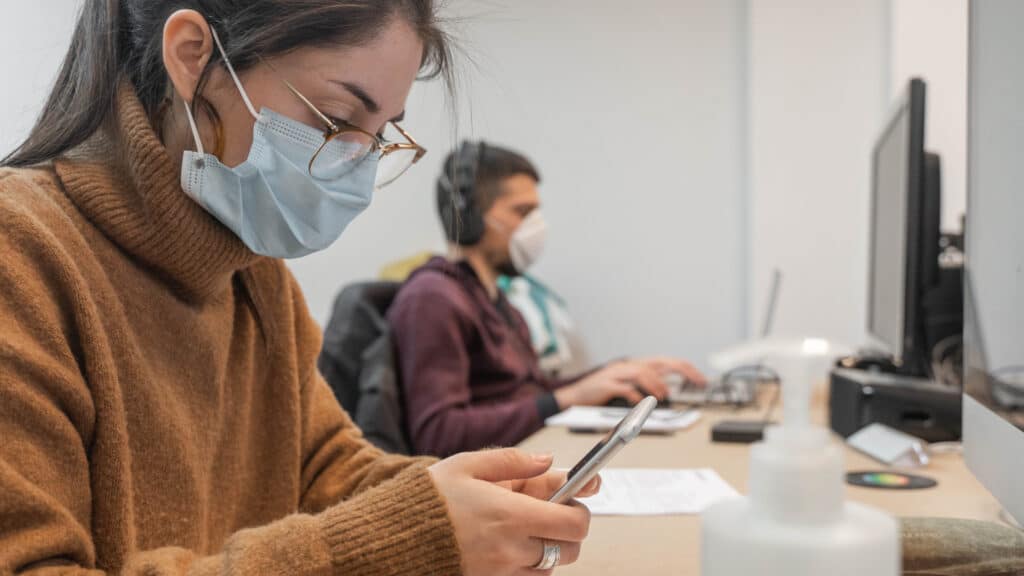 Абенов сообщил, что в офисах Астаны снова вводят маски