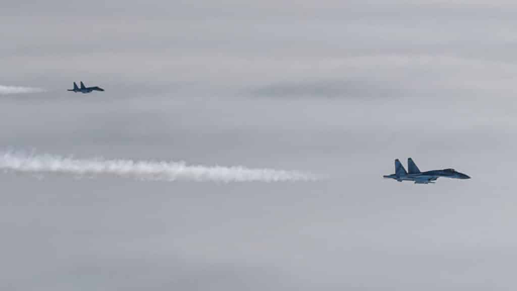 Самолет Токаева в России сопровождали военные летчики