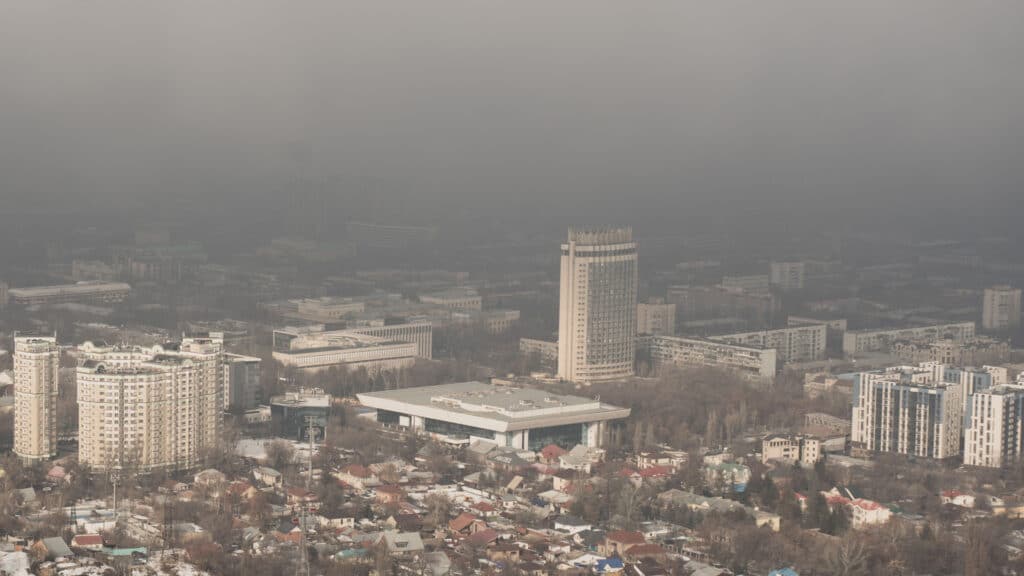Богатые алматинцы сильнее других переживают из-за смога и думают о переезде