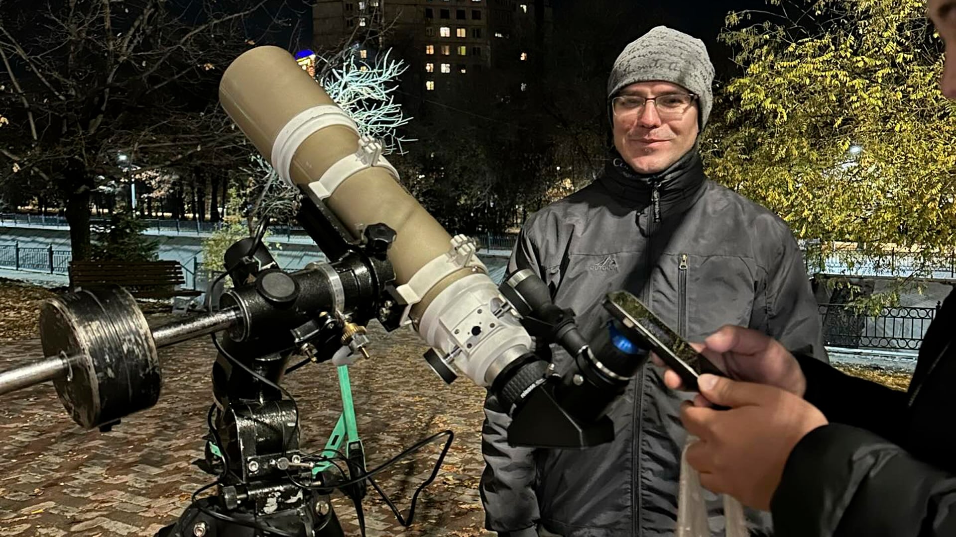 Алматинец бесплатно показывает горожанам Луну и Сатурн