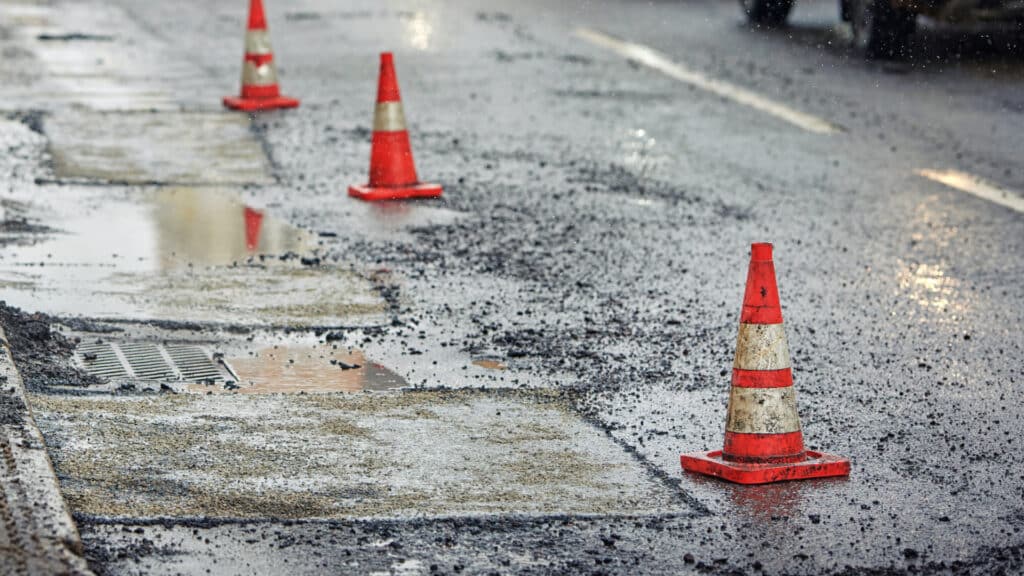 Полиция Актобе обнаружила серьезные дефекты на дорогах региона