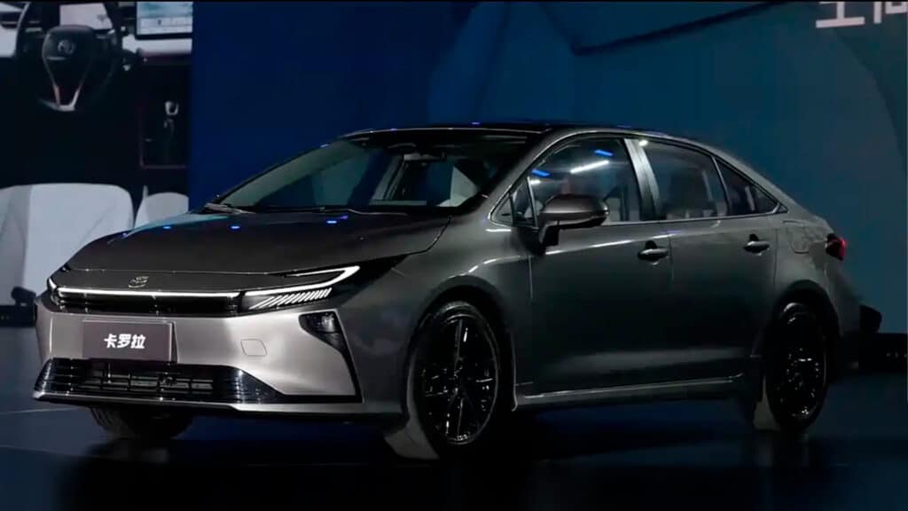 Совершенно новые Toyota Corolla и RAV4 показали вживую