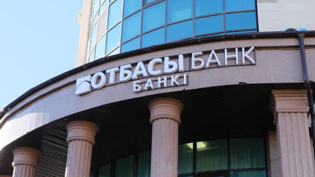 Казахстанских очередников на жилье попросили срочно обновить данные