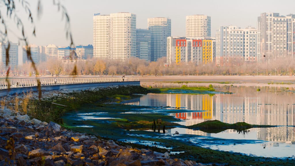 Солнце на Сайране: Алматы задержал осень до конца ноября